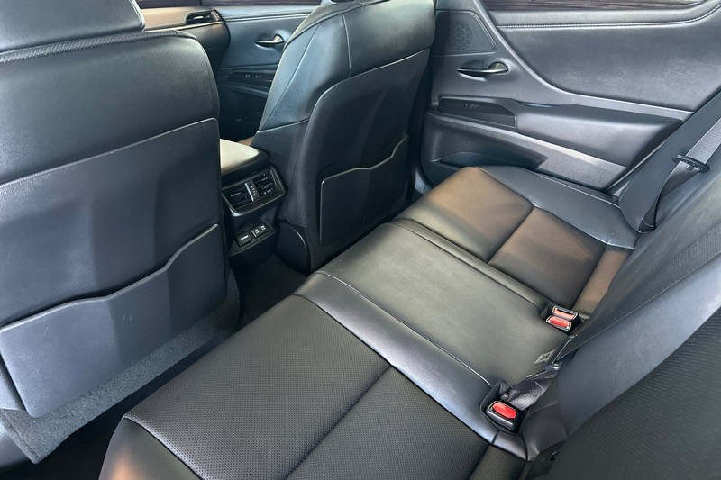 Lexus ES Vehicle Full-screen Gallery Image 12