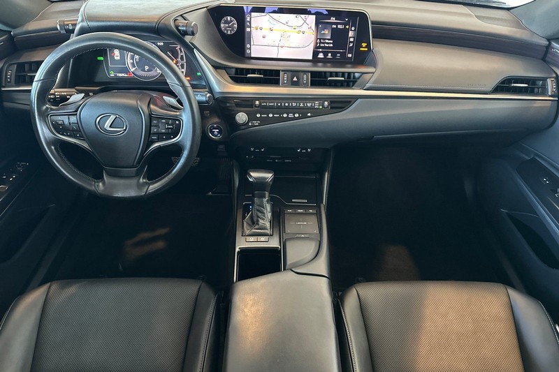 Lexus ES Vehicle Full-screen Gallery Image 13