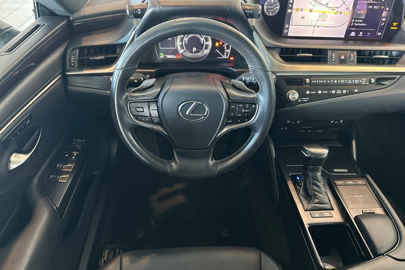 Lexus ES Vehicle Full-screen Gallery Image 14