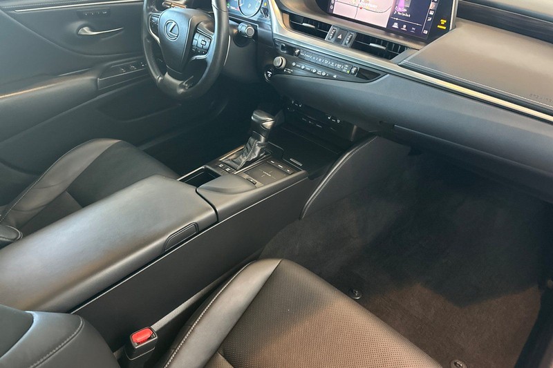 Lexus ES Vehicle Full-screen Gallery Image 15