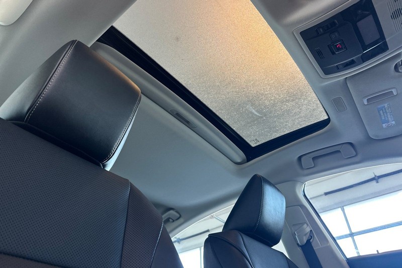 Lexus ES Vehicle Full-screen Gallery Image 16