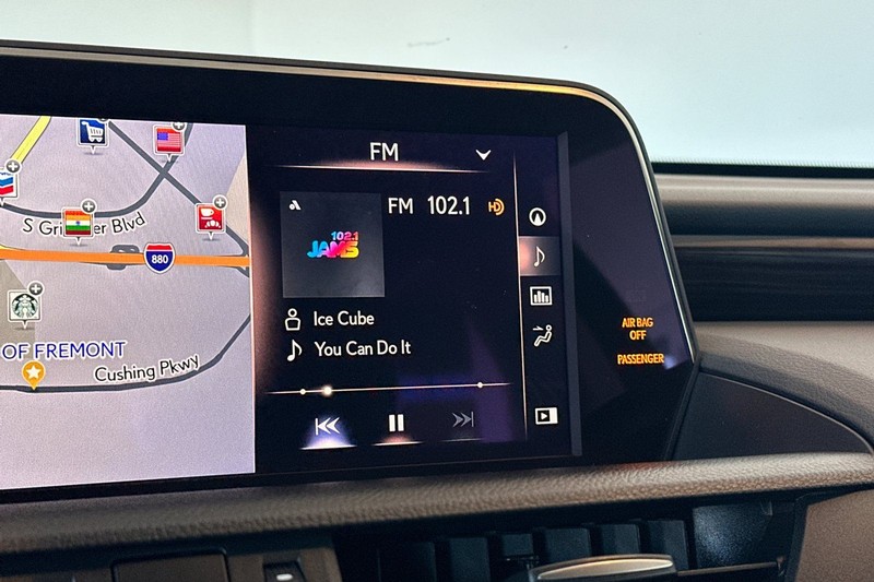 Lexus ES Vehicle Full-screen Gallery Image 17