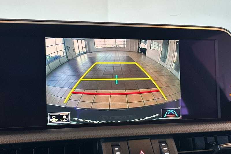 Lexus ES Vehicle Full-screen Gallery Image 19