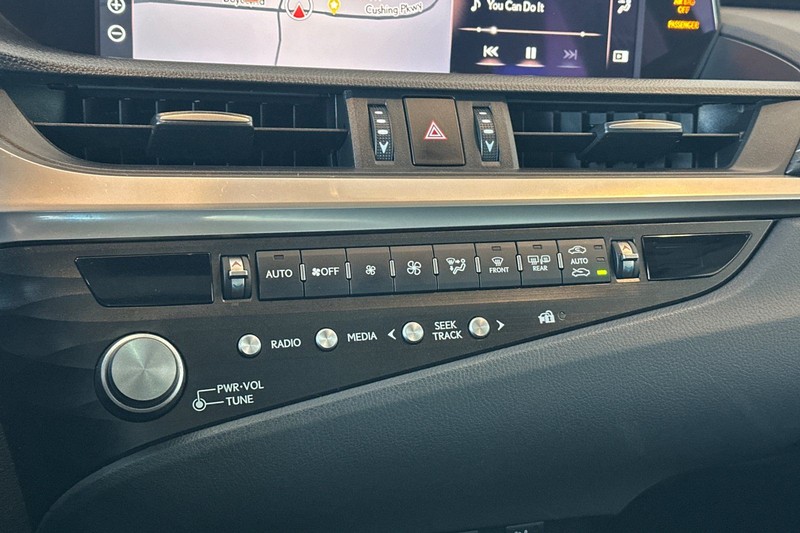 Lexus ES Vehicle Full-screen Gallery Image 20