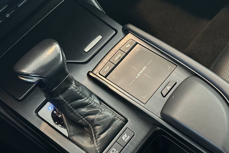 Lexus ES Vehicle Full-screen Gallery Image 21