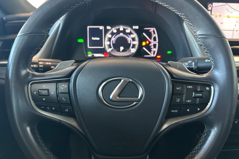 Lexus ES Vehicle Full-screen Gallery Image 23