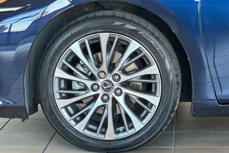 Lexus ES Vehicle Full-screen Gallery Image 26