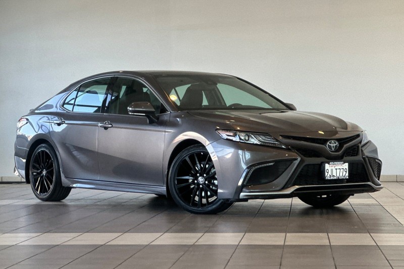 Toyota Camry Vehicle Full-screen Gallery Image 02