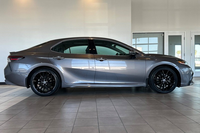 Toyota Camry Vehicle Full-screen Gallery Image 03