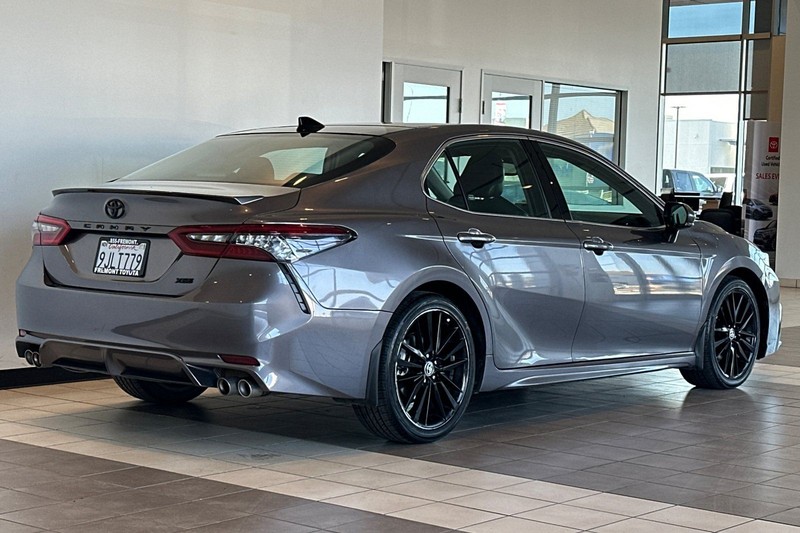 Toyota Camry Vehicle Full-screen Gallery Image 04