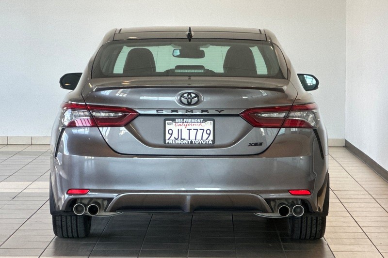 Toyota Camry Vehicle Full-screen Gallery Image 05