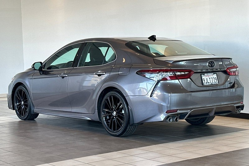 Toyota Camry Vehicle Full-screen Gallery Image 06