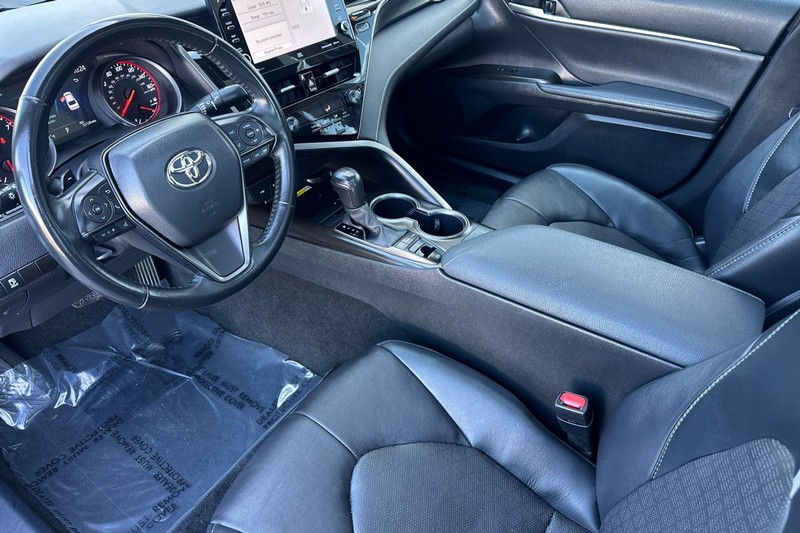 Toyota Camry Vehicle Full-screen Gallery Image 10