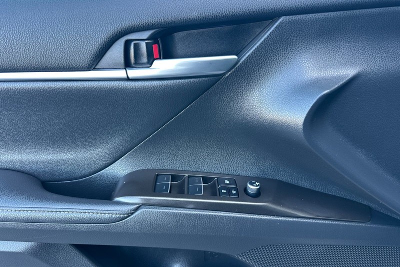 Toyota Camry Vehicle Full-screen Gallery Image 11