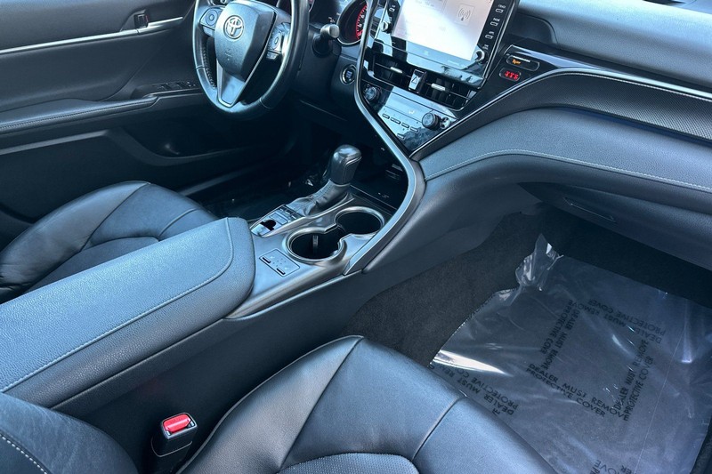 Toyota Camry Vehicle Full-screen Gallery Image 15