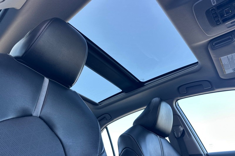 Toyota Camry Vehicle Full-screen Gallery Image 16