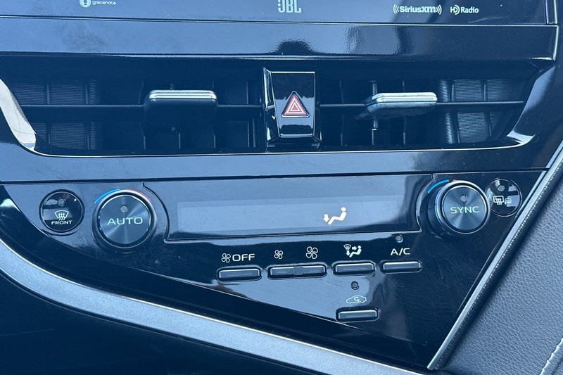 Toyota Camry Vehicle Full-screen Gallery Image 19