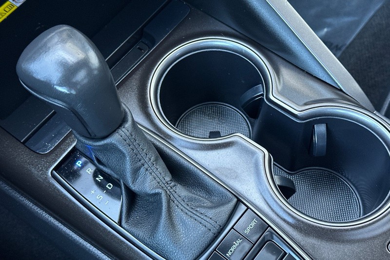 Toyota Camry Vehicle Full-screen Gallery Image 20