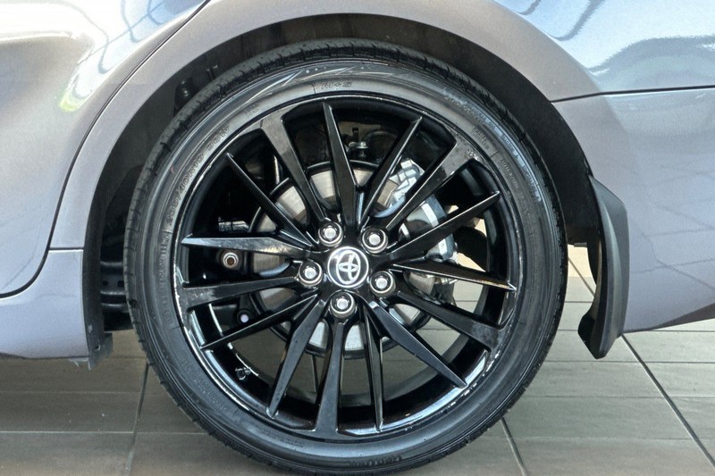 Toyota Camry Vehicle Full-screen Gallery Image 25