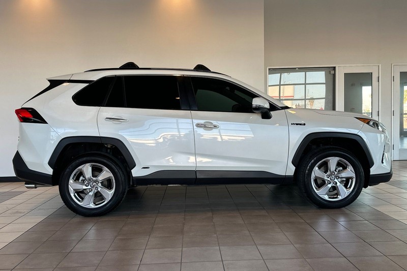 Toyota RAV4 Hybrid Vehicle Full-screen Gallery Image 03