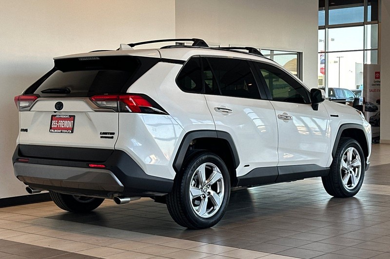 Toyota RAV4 Hybrid Vehicle Full-screen Gallery Image 04