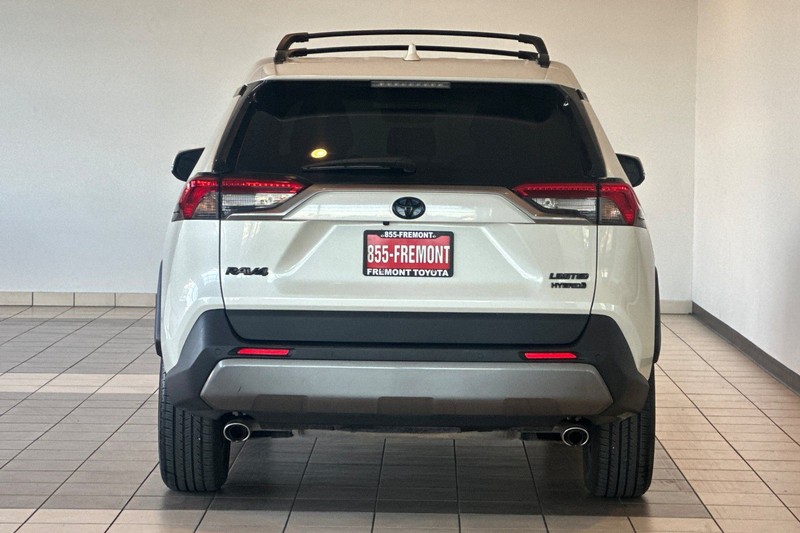 Toyota RAV4 Hybrid Vehicle Full-screen Gallery Image 05