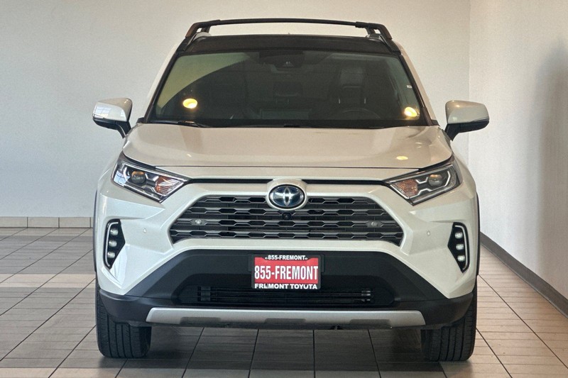 Toyota RAV4 Hybrid Vehicle Full-screen Gallery Image 09