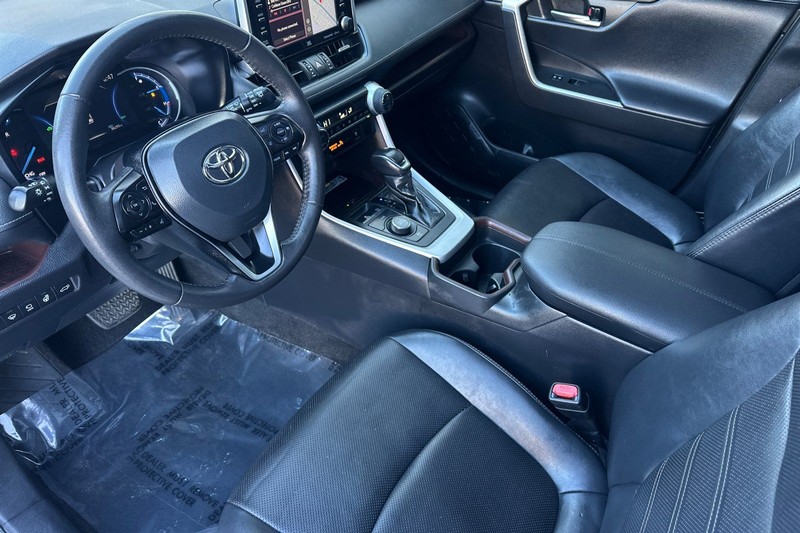 Toyota RAV4 Hybrid Vehicle Full-screen Gallery Image 10