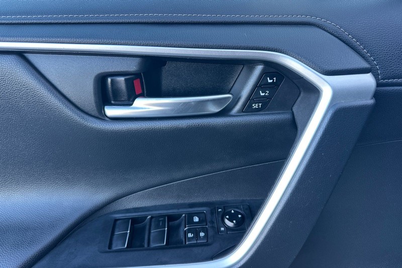 Toyota RAV4 Hybrid Vehicle Full-screen Gallery Image 11