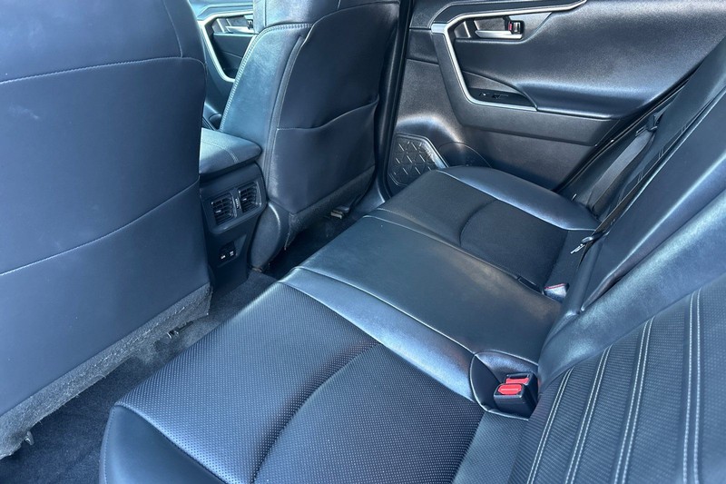 Toyota RAV4 Hybrid Vehicle Full-screen Gallery Image 12