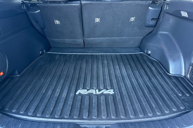 Toyota RAV4 Hybrid Vehicle Full-screen Gallery Image 15