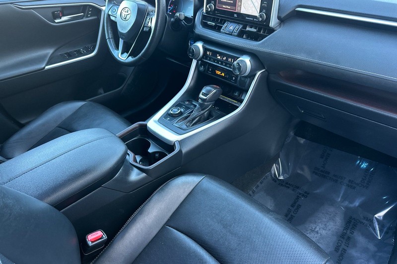 Toyota RAV4 Hybrid Vehicle Full-screen Gallery Image 16