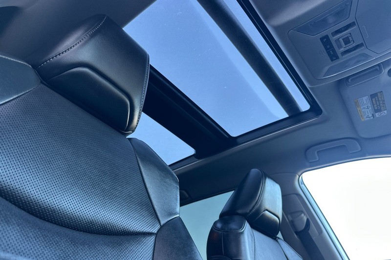 Toyota RAV4 Hybrid Vehicle Full-screen Gallery Image 17