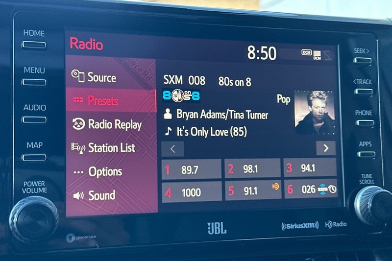 Toyota RAV4 Hybrid Vehicle Full-screen Gallery Image 18