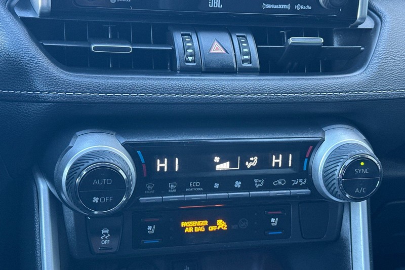 Toyota RAV4 Hybrid Vehicle Full-screen Gallery Image 21