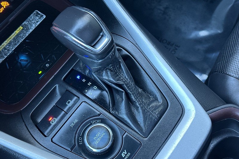 Toyota RAV4 Hybrid Vehicle Full-screen Gallery Image 22