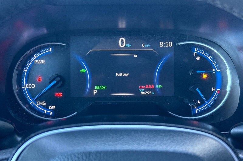 Toyota RAV4 Hybrid Vehicle Full-screen Gallery Image 25