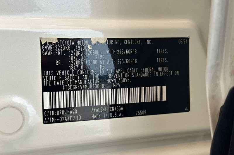 Toyota RAV4 Hybrid Vehicle Full-screen Gallery Image 30