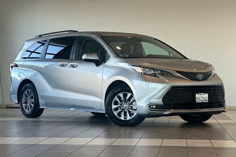 Toyota Sienna Vehicle Full-screen Gallery Image 02