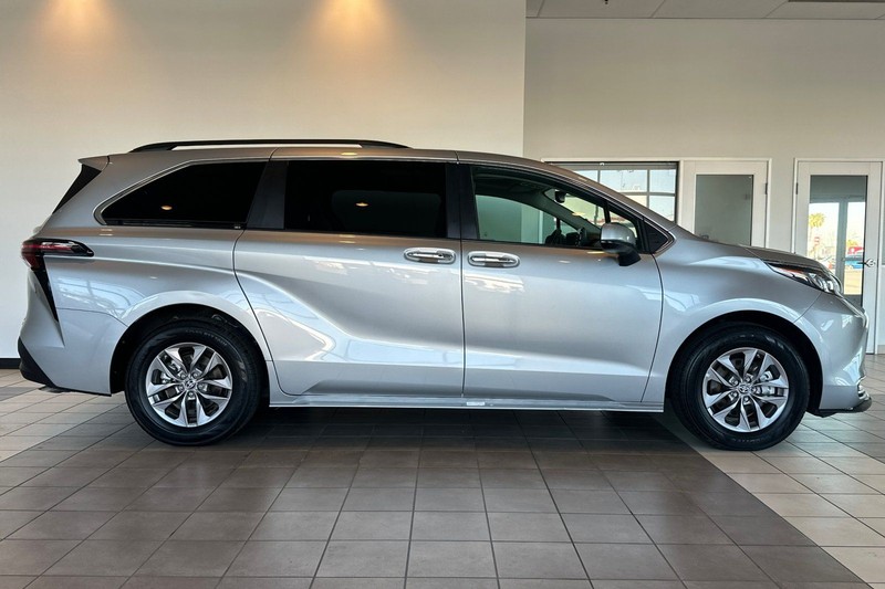 Toyota Sienna Vehicle Full-screen Gallery Image 03