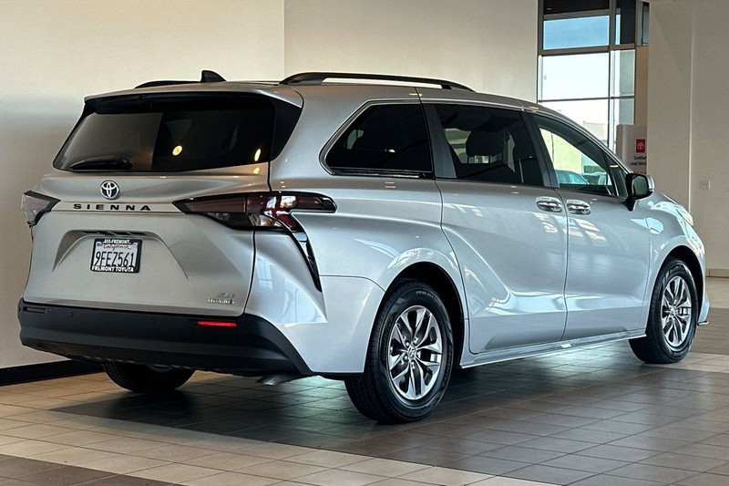 Toyota Sienna Vehicle Full-screen Gallery Image 04