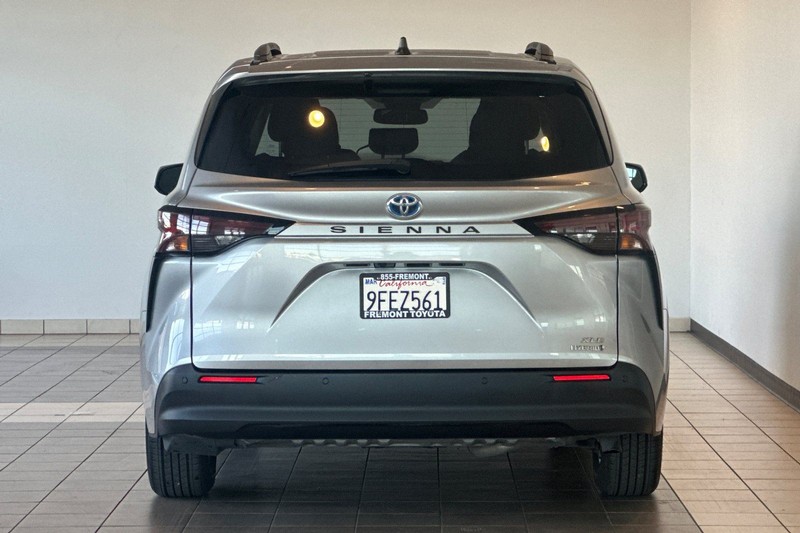 Toyota Sienna Vehicle Full-screen Gallery Image 05