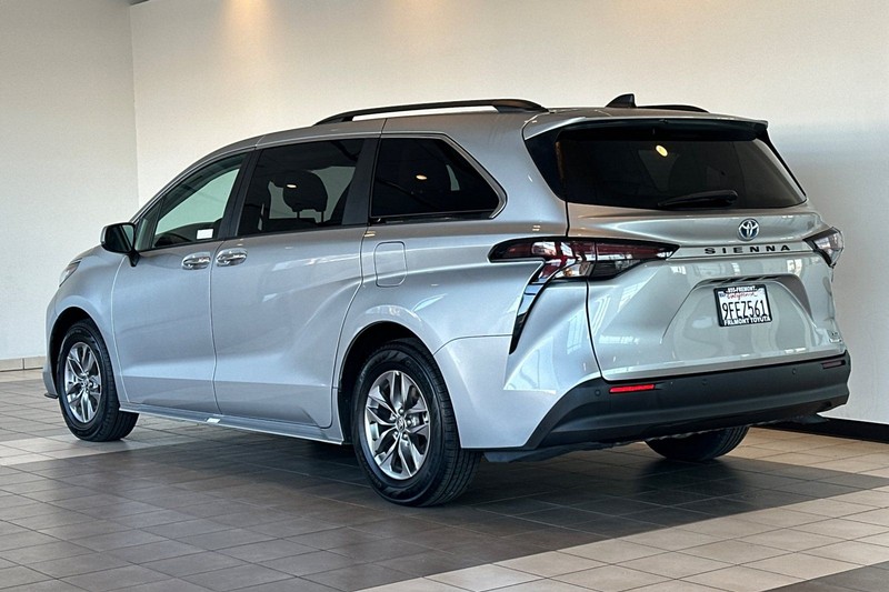 Toyota Sienna Vehicle Full-screen Gallery Image 06