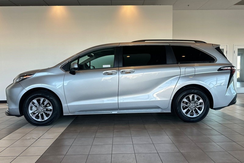 Toyota Sienna Vehicle Full-screen Gallery Image 07