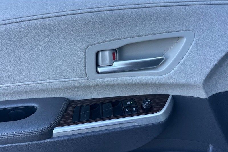 Toyota Sienna Vehicle Full-screen Gallery Image 11