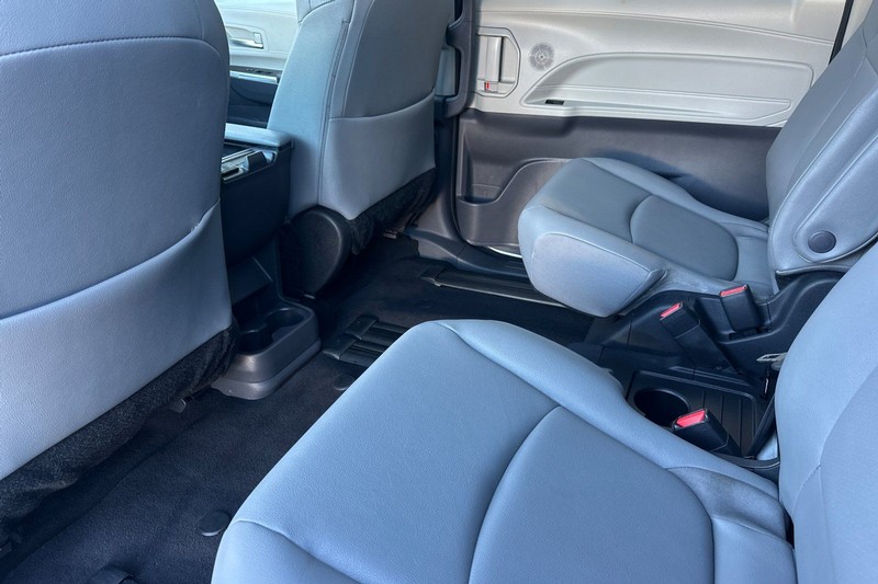 Toyota Sienna Vehicle Full-screen Gallery Image 12