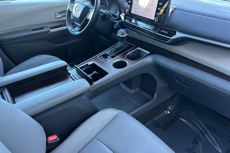 Toyota Sienna Vehicle Full-screen Gallery Image 17