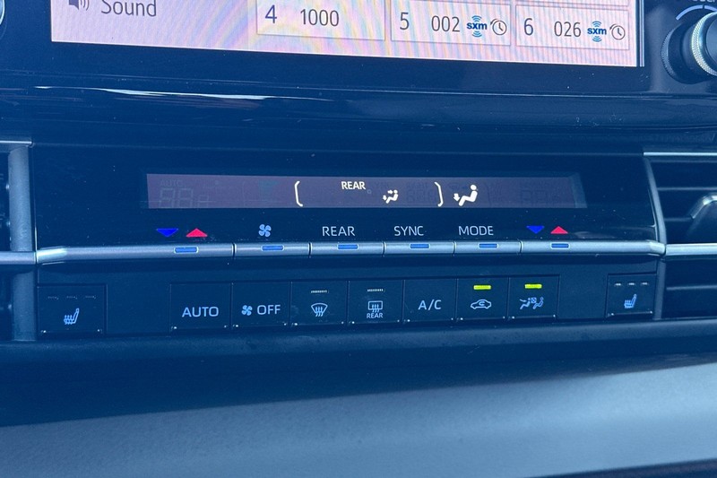 Toyota Sienna Vehicle Full-screen Gallery Image 21