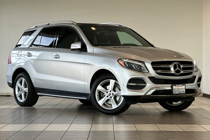 Mercedes-Benz GLE Vehicle Full-screen Gallery Image 02