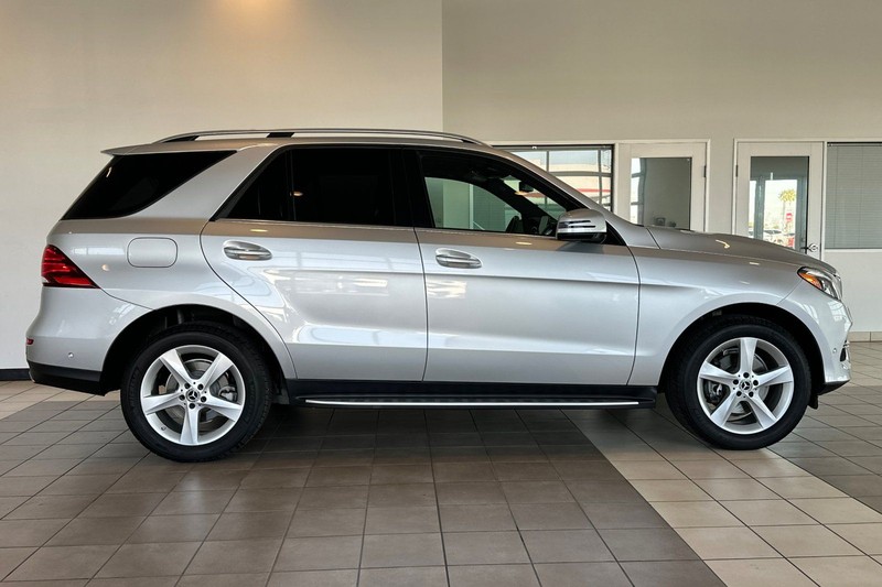 Mercedes-Benz GLE Vehicle Full-screen Gallery Image 03